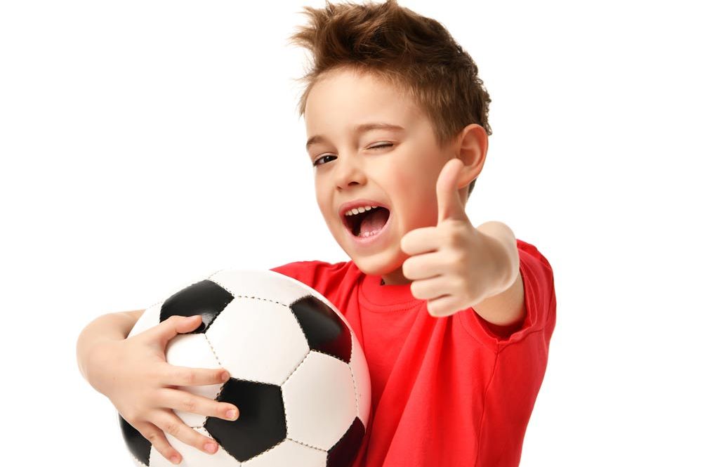 Junge mit Fußball