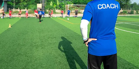 Fußball-Coach am Feld