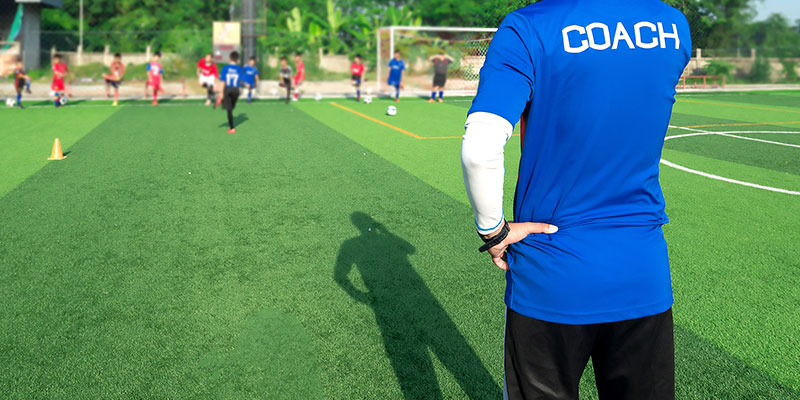 Fußball-Coach am Feld